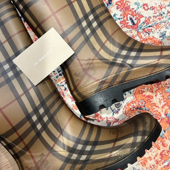 Burberry haymarket rain boots size 8.5 - Picture 9 of 9